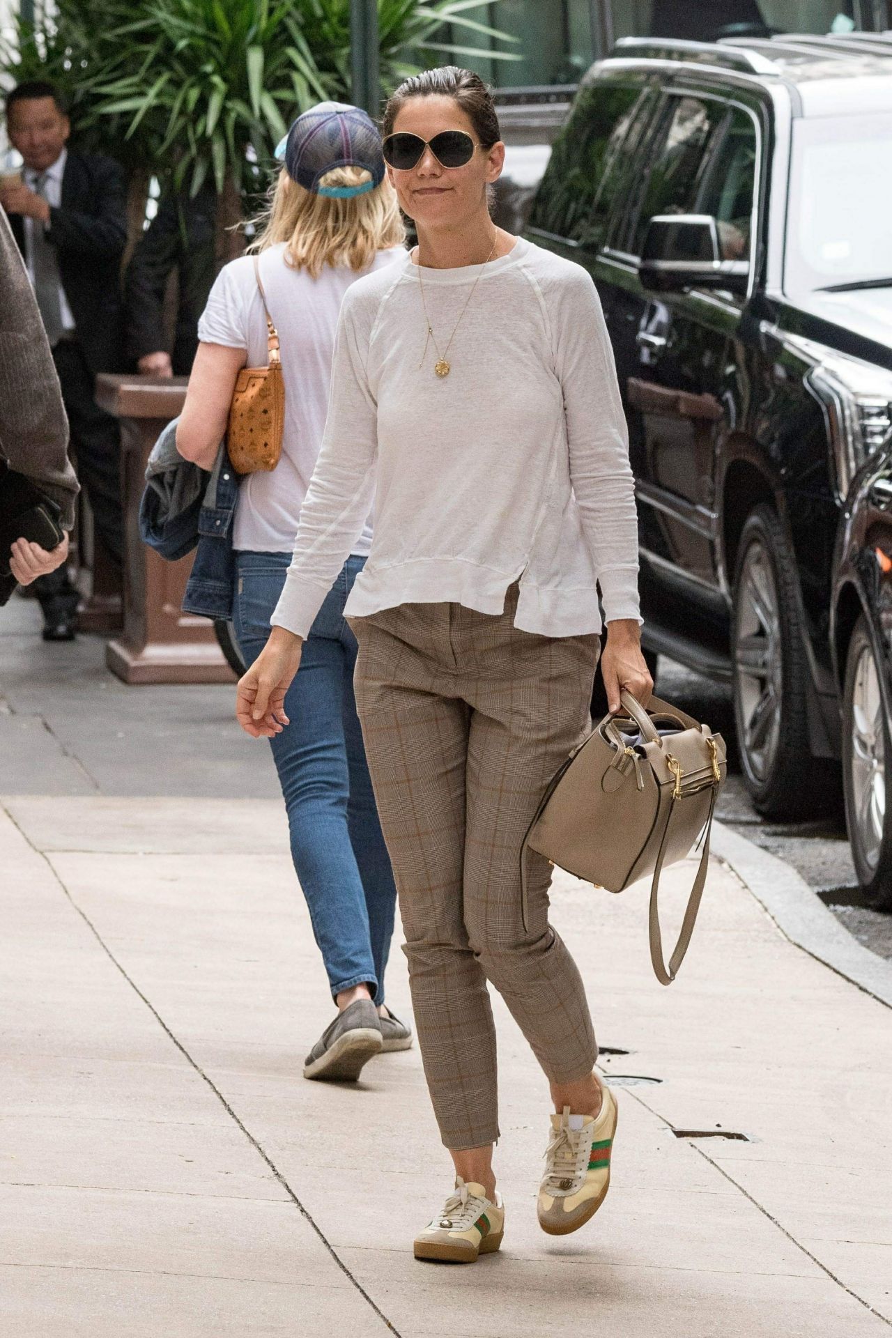 katie-holmes-heading-to-a-business-meeting-in-nyc-09-14-2018-1.jpg