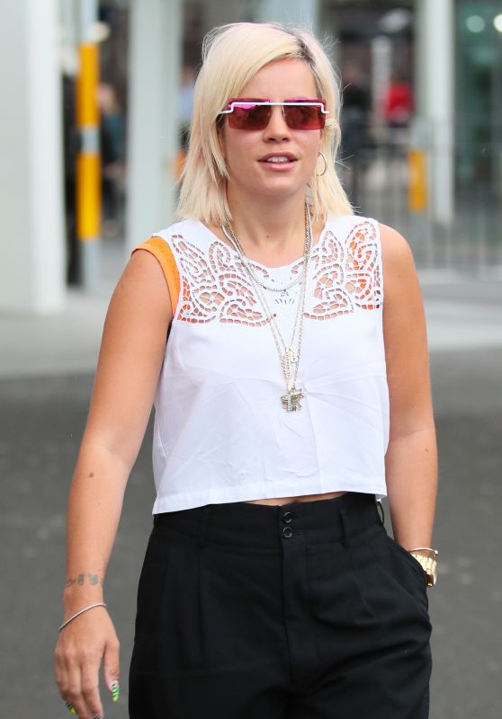 Lily Allen at Sydney Airport 09/03/2018