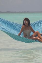 Lizzie Cundy in Swimsuit - Relaxing in The Sun Siyam Iru Fushi 09/08/2018
