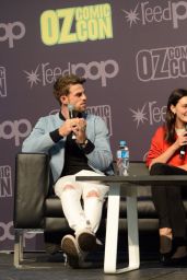 Phoebe Tonkin and Nathaniel Buzolic - Oz Comic Con Panel, September 2018