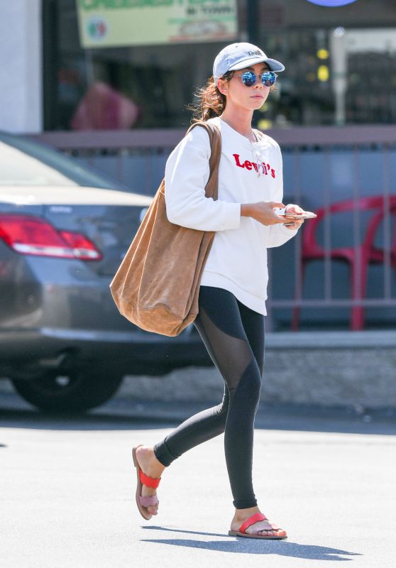 Sarah Hyland - Leaving a Cryotherapy Session in LA 09/04/2018