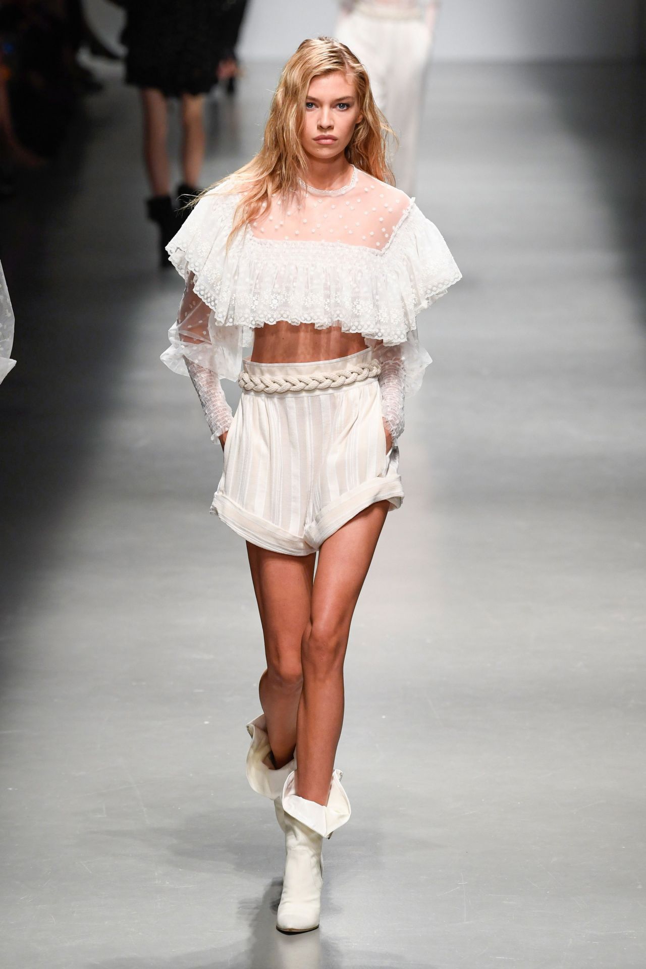 Stella Maxwell Walks Philosophy di Lorenzo Serafini Show, Milan Fashion