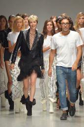 Stella Maxwell Walks Philosophy di Lorenzo Serafini Show, Milan Fashion Week 09/22/2018