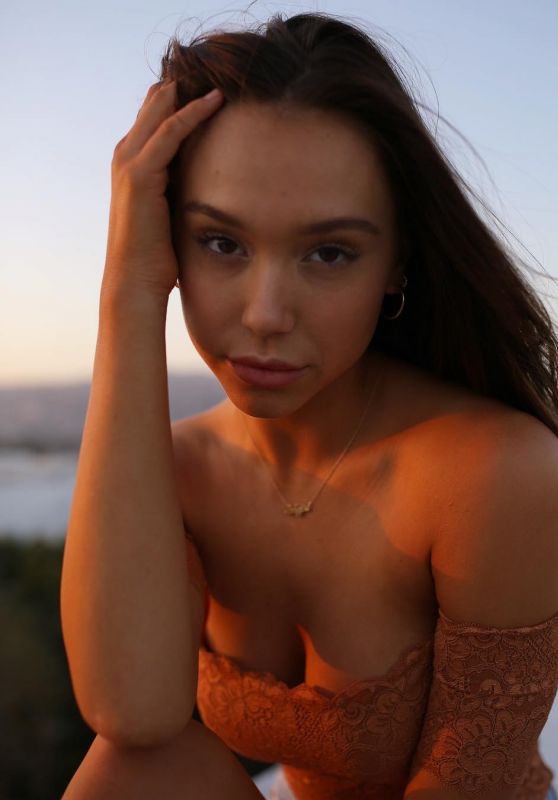 Alexis Ren - Photoshoot October 2018