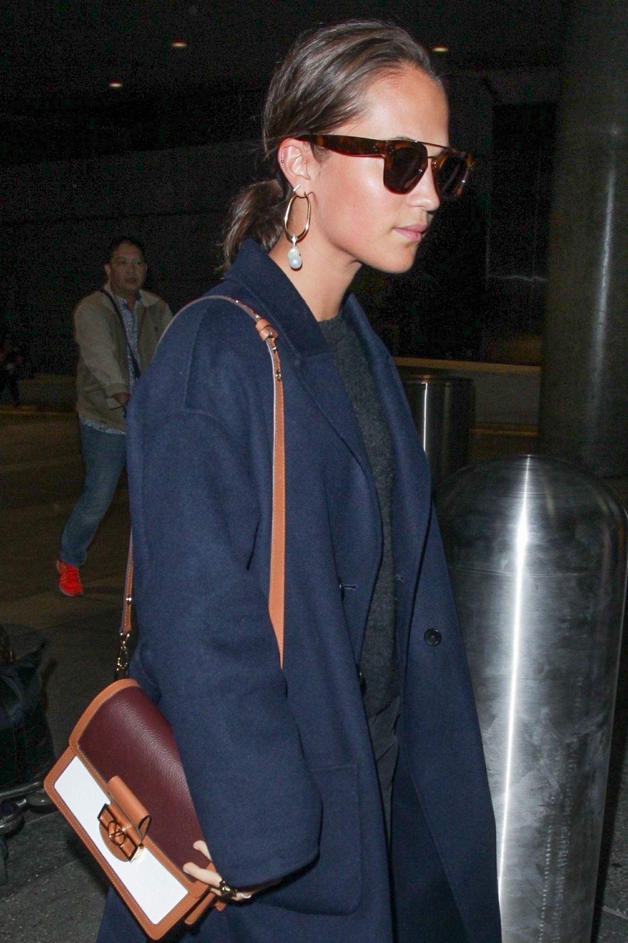 alicia vikander carries a large louis vuitton bag as she arrives at lax  airport in los angeles-010719_2