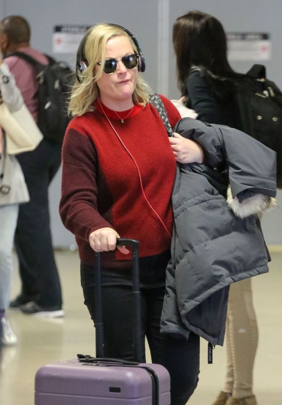 Amy Poehler in Travel Outfit 10/24/2018