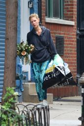 Claire Danes Carrying a Plant - NYC 10/01/2018