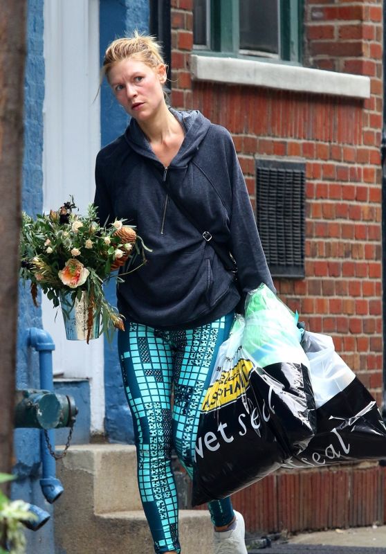 Claire Danes Carrying a Plant - NYC 10/01/2018