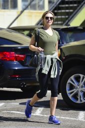 Elizabeth Olsen in Leggings - Leaving a Gym in LA 10/11/2018