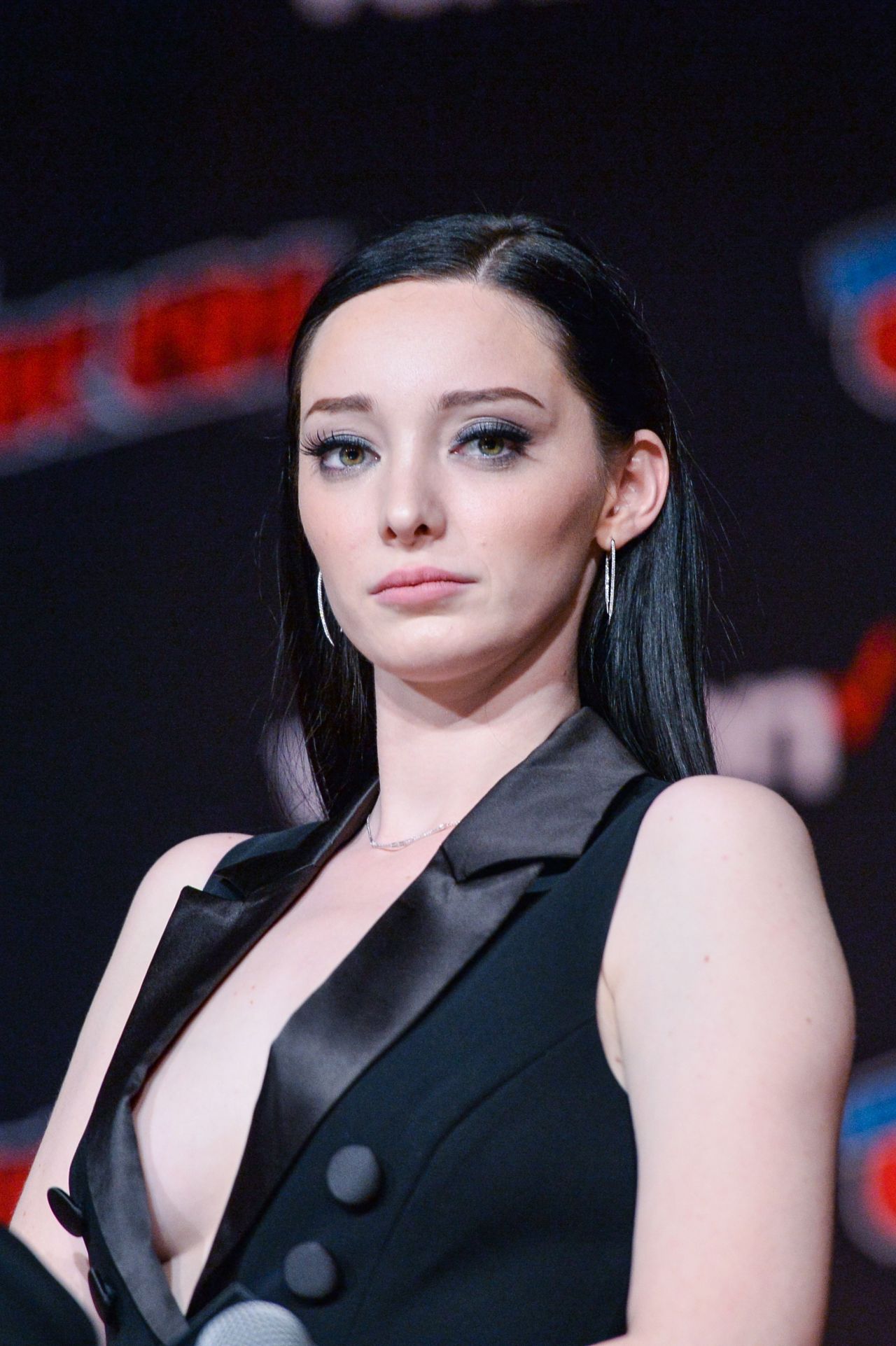 Next photo of Emma Dumont