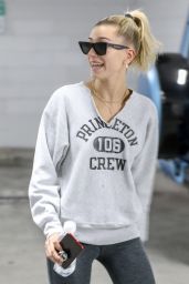 Hailey Baldwin in Spandex Arrives for a Pilates Class in Studio City 10/12/2018