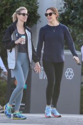 Jennifer Garner - Our for a walk in Santa Monica 10/08/2018