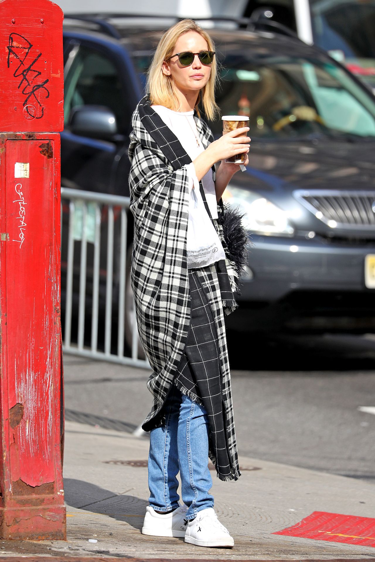 Jennifer Lawrence in a Plaid Cape-Scarf Out in NYC 10/05/2018 • CelebMafia