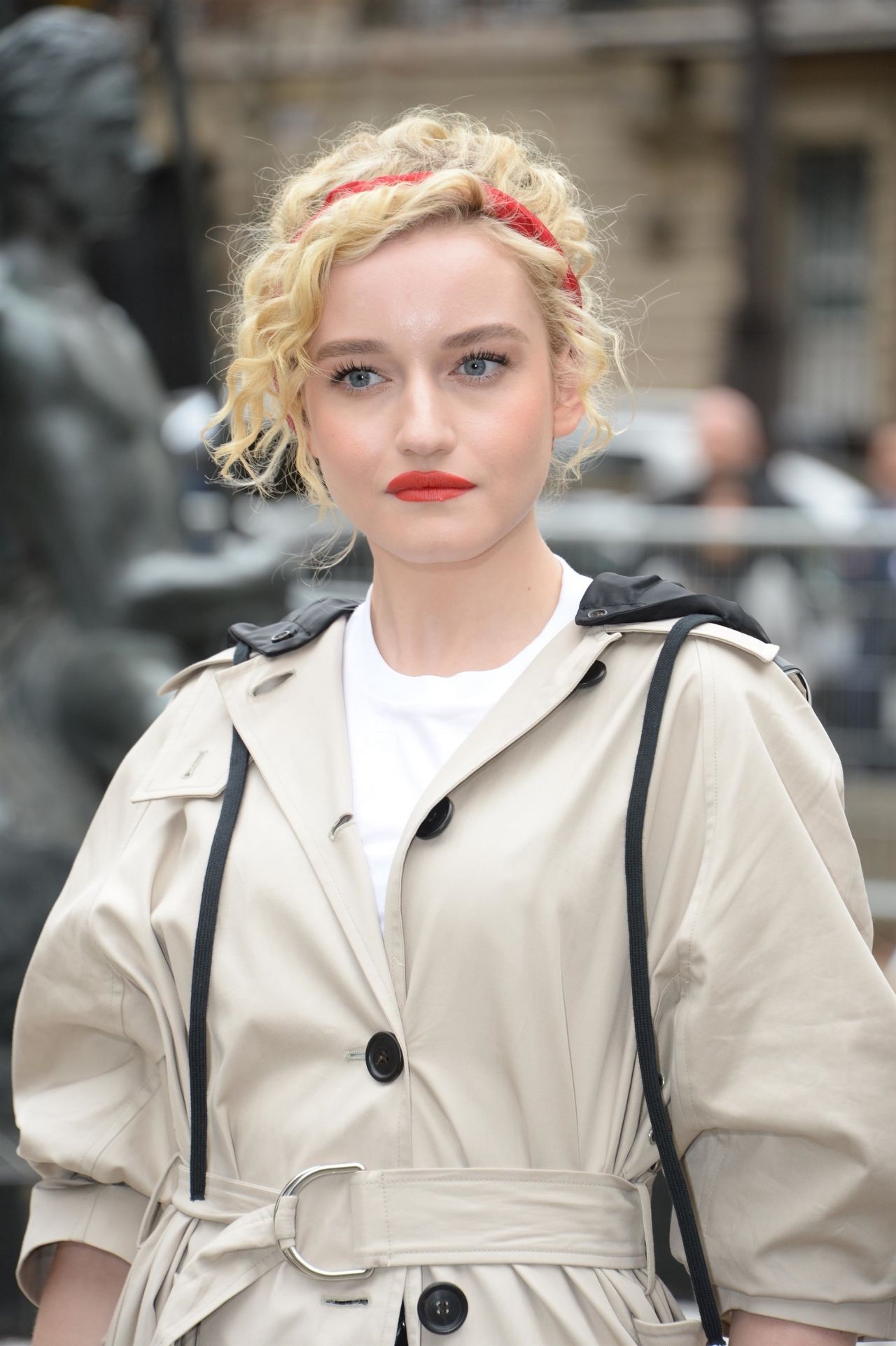 Julia Garner Clothes and Outfits  Star Style – Celebrity fashion