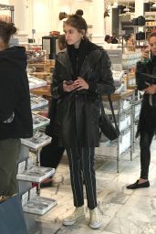 Kaia Gerber - Shopping in Manhattan