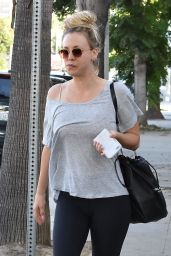 Kaley Cuoco in Tights - Leaves a Nail Salon in Sherman Oaks 10/25/2018