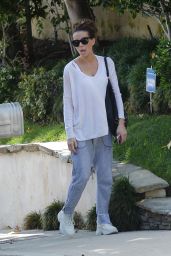Kate Beckinsale in Casual Outfit Leaving Her Home in LA 10/07/2018