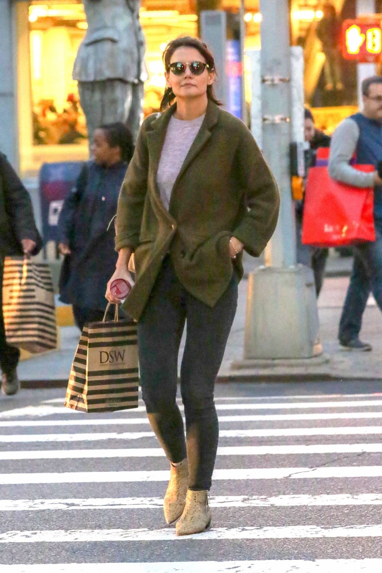 Katie Holmes Shopping in NYC 10/12/2018 • CelebMafia