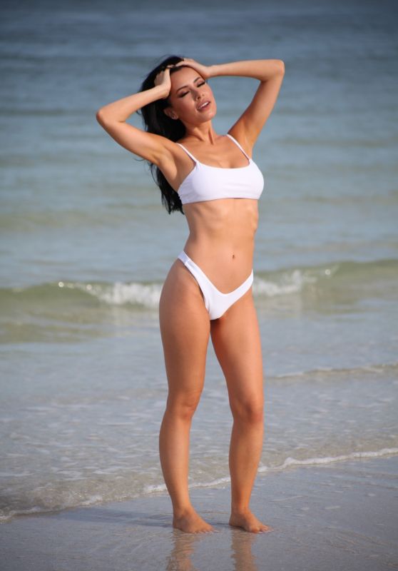 Lisa Opie in Bikini on the Beach in Miami 10/02/2018