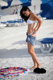 Lisa Opie in Bikini on the Beach in Miami 10/02/2018