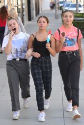 Maddie Ziegler - Grabs an Ice Cream With Friends in Beverly Hills 10/17/2018