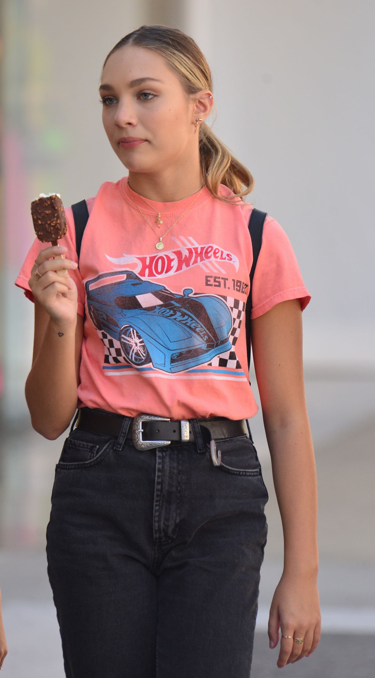 Maddie Ziegler - Grabs an Ice Cream With Friends in Beverly Hills 10/17