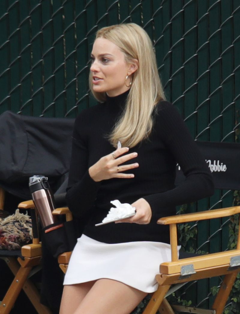 margot-robbie-once-upon-a-time-in-hollywood-set-10-14-2018-2.jpg