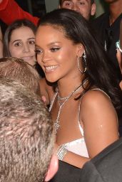 Rihanna at Front of Sephora in Sydney 10/03/2018