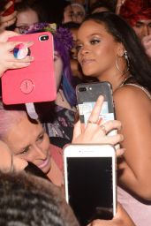 Rihanna at Front of Sephora in Sydney 10/03/2018