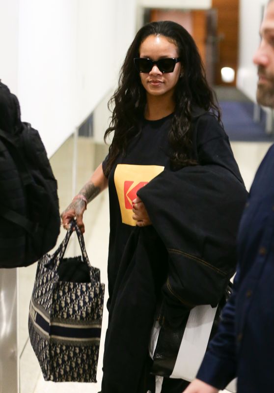 Rihanna at Sydney Airport 10/01/2018