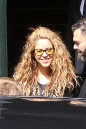 Shakira Waves to Fans - Argentina 10/27/2018