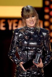 Taylor Swift Accepts the Award for Tour of the Year - 2018 American Music Awards in LA