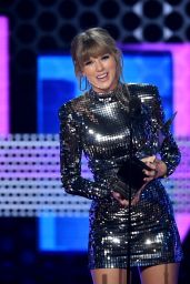 Taylor Swift Accepts the Award for Tour of the Year - 2018 American Music Awards in LA