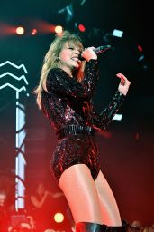 Taylor Swift - Performing at the 2018 American Music Awards in LA