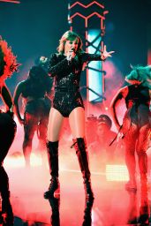Taylor Swift - Performing at the 2018 American Music Awards in LA