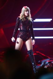 Taylor Swift - Performing at the 2018 American Music Awards in LA ...