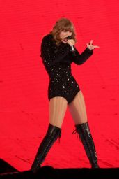 Taylor Swift Performs on the Reputation Stadium Tour in Perth • CelebMafia