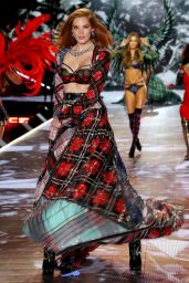Alexina Graham – 2018 VS Fashion Show Runway