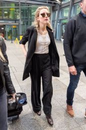 Amber Heard at Heathrow Airport 11/24/2018 • CelebMafia