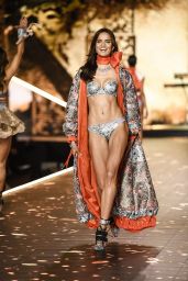 Barbara Fialho – 2018 VS Fashion Show Runway
