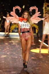 Candice Swanepoel – 2018 VS Fashion Show Runway