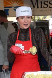 Emma Kenney – Los Angeles Mission Thanksgiving Meal for the Homeless 11/21/2018