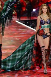 Gigi Hadid - 2018 VS Fashion Show Runway
