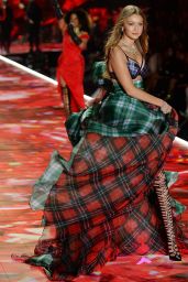 Gigi Hadid - 2018 VS Fashion Show Runway