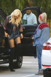 Gwen Stefani - Arrives to Warner Music Group in Burbank 11/16/2018
