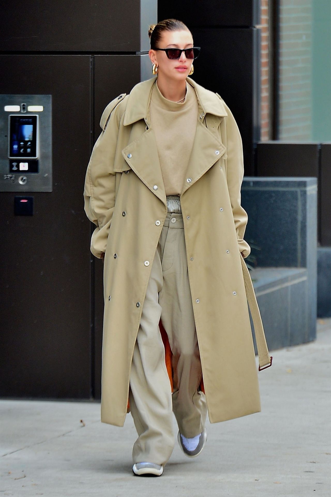 Hailey Bieber is Stylish - Leaving Her Apartment in NYC 11/19/2018 ...
