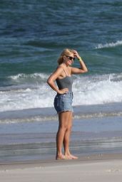 Holly Willoughby - Cabarita Beach in Australia 11/28/2018