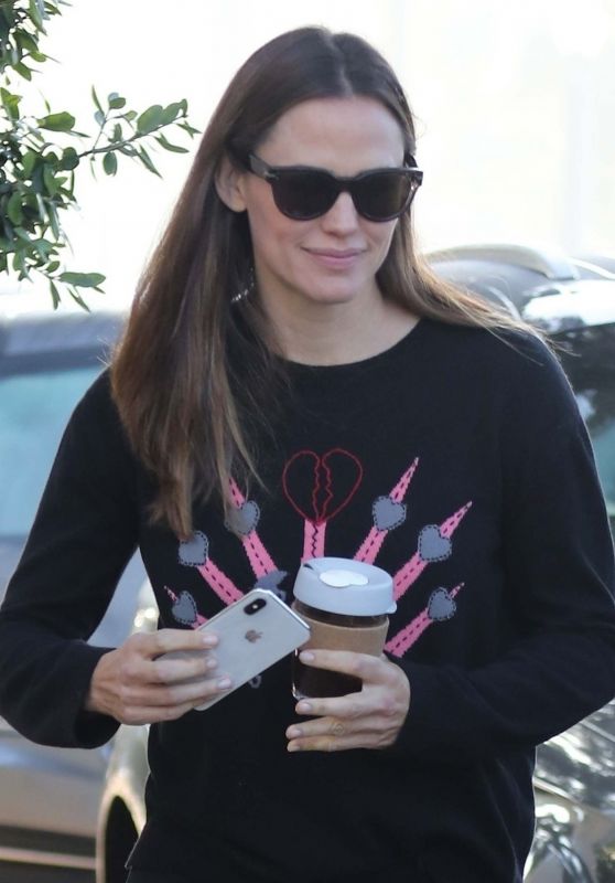 Jennifer Garner Street Style 10/31/2018 • CelebMafia