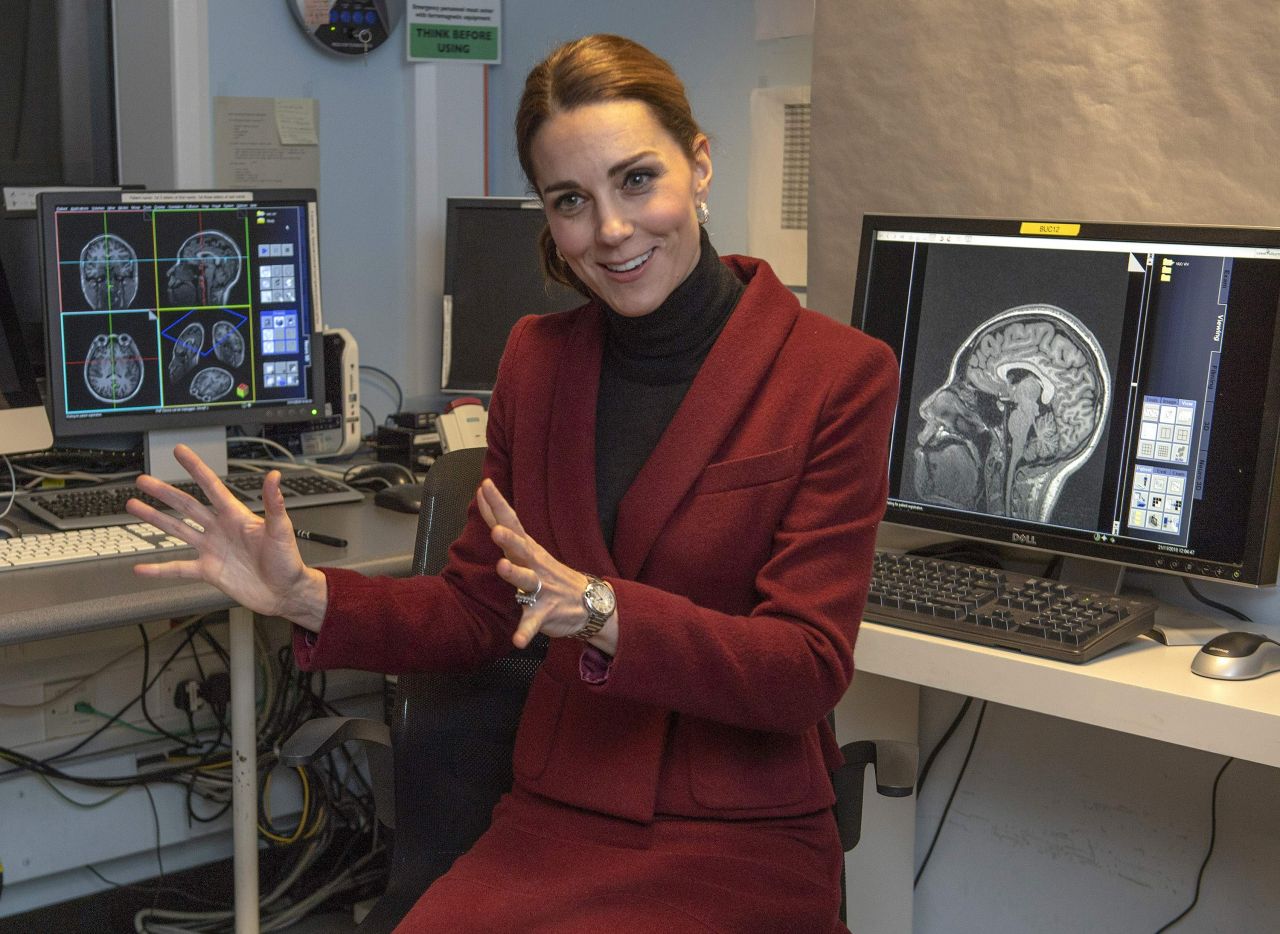 Kate Middleton - Vistis a Developmental Neuroscience Lab in London 11