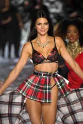 Kendall Jenner – 2018 VS Fashion Show Runway